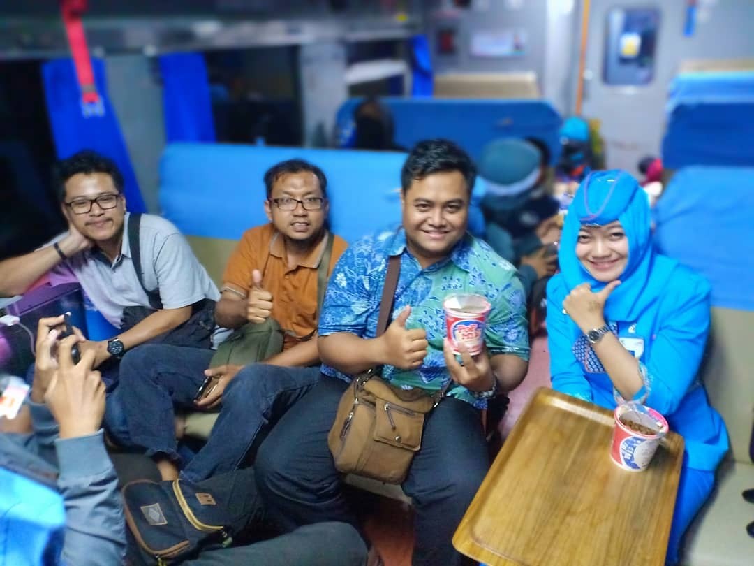 Kereta api, naik kereta api, travel blog 