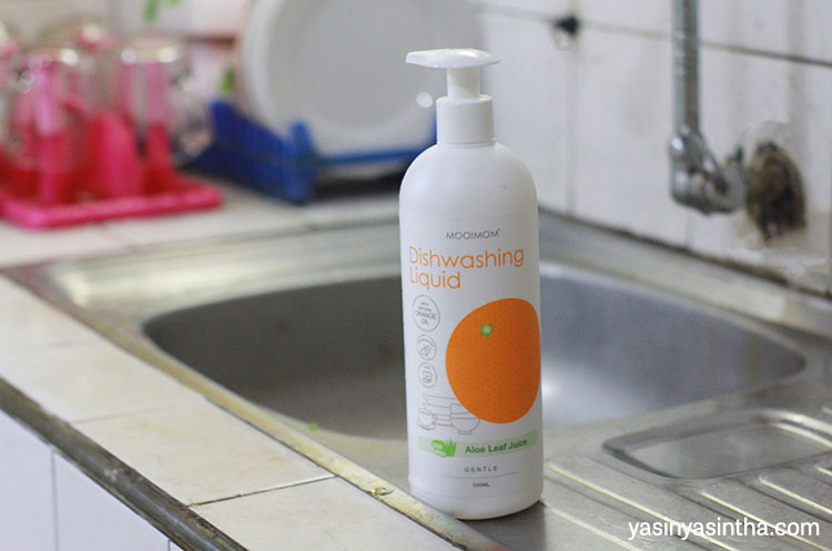 review omo dishwashing liquid untuk membersihkan peralatan makan anak dan bayi
