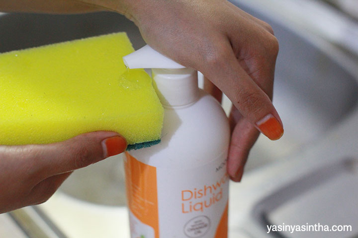 pencuci peralatan bayi dan anak dengan omo dishwashing