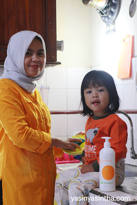 pengalaman menggunakan omo dishwashing untuk mencuci peralatan makan anak