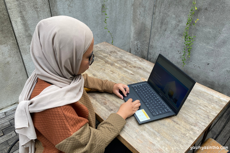 layar asus vivobook 14 dengan nano edge yang dibisa dibuka hingga 178 derajat