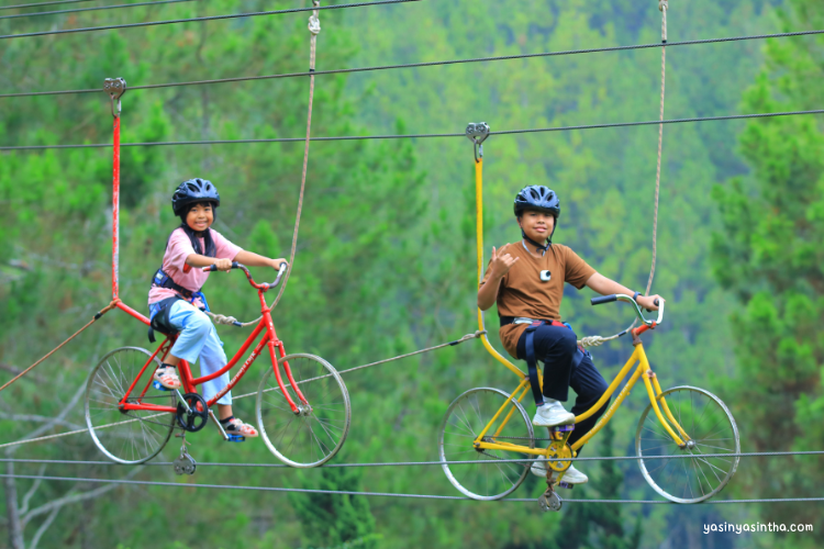 wahana zip bike di the lodge maribaya lembang