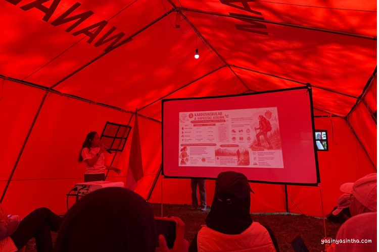 dokter Ratih c sari memberikan materi tentang kesehatan perjalanan perempuan